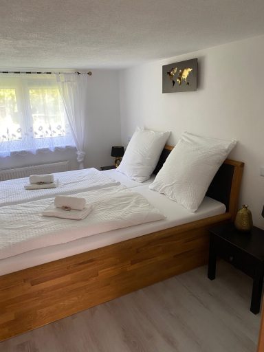 Schlafzimmer mit Blick in den Garten