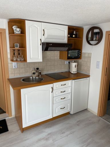 Kochecke mit diversen Küchenutensilien