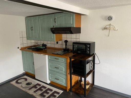 Kücheninsel mit einer Vielzahl an Zubehör