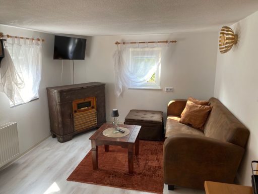 Wohnbereich mit antiker Musikbox und Blick auf den Katzsteinfels