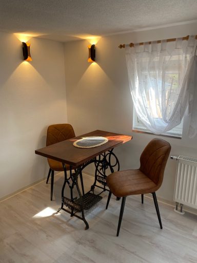 Kleine Essecke mit ambienter Beleuchtung